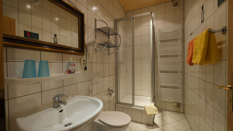 Unterkunft in Dresden - Doppelzimmer Nr. 3 - Bad | Pension "Zum Knipser" Dresden