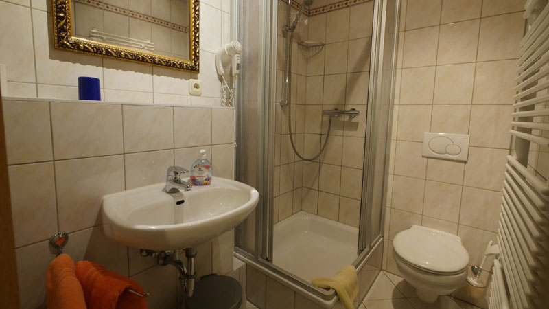 Unterkunft in Dresden - Einzelzimmer Nr. 7 - Bad | Pension "Zum Knipser" Dresden